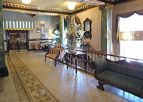 Clarion Inn & Suites Бельвиль Экстерьер фото